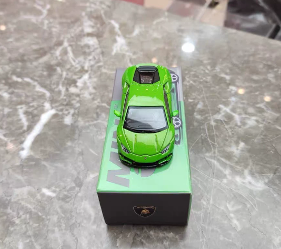 MINI GT #328 Lamborghini Huracan EVO Verde Mantis 1/64