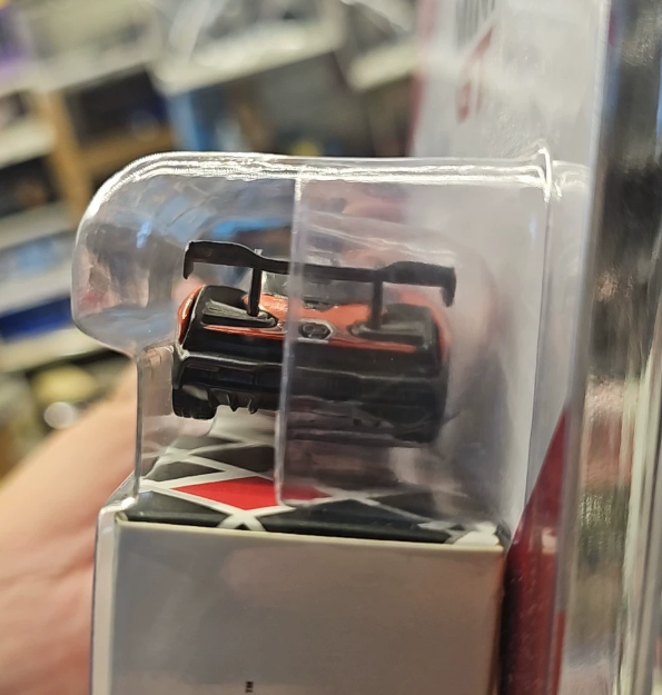 MINI GT 18 McLaren Senna Toys R Us Exclusive Blister 1/64