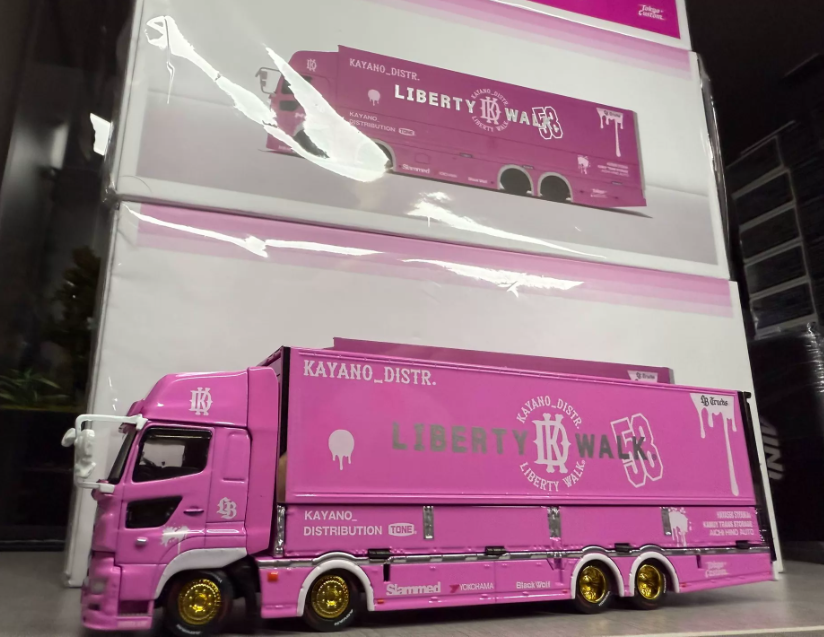 GCD 1/64 Mitsubishi Fuso Super Great LBWK Kayano TMCS Pink