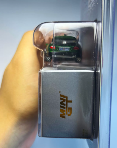 MINI GT 908 1/64 Jaguar XKR 007 Die Another Day Petersen Gold Label