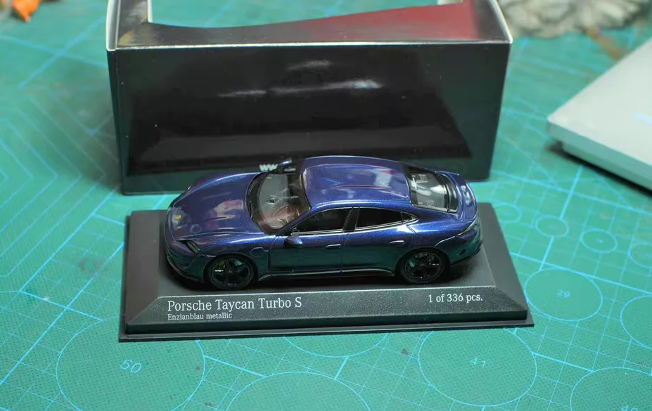 Minichamps 1:43 Porsche Taycan Turbo S Enzianblau Metallic Limited Edition