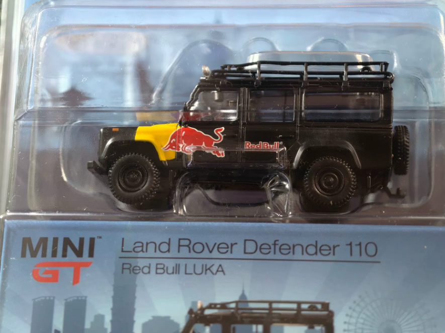 MINI GT 110 Land Rover Defender 110 Red Bull LUKA Blister 1/64