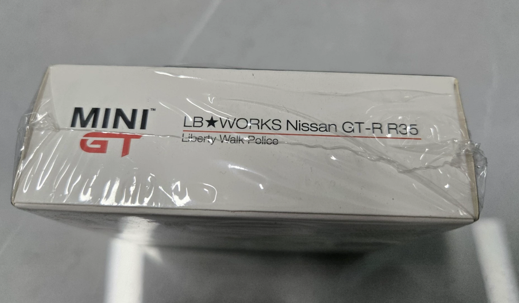 MINIGT 1/64 Nissan GT-R R35 LBWK Police w/2 Figures #147
