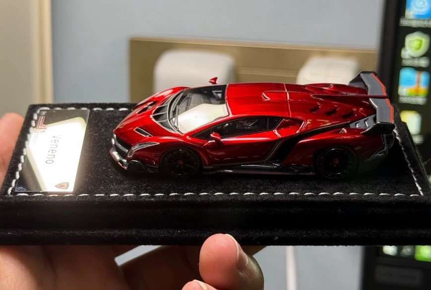 MR 1/64 Lamborghini Veneno Red Metallic Carbon Base