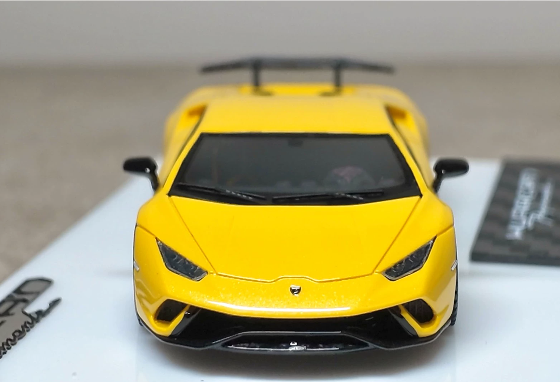 Tardis 1/64 Lamborghini Huracan Performante Yellow Black Trim