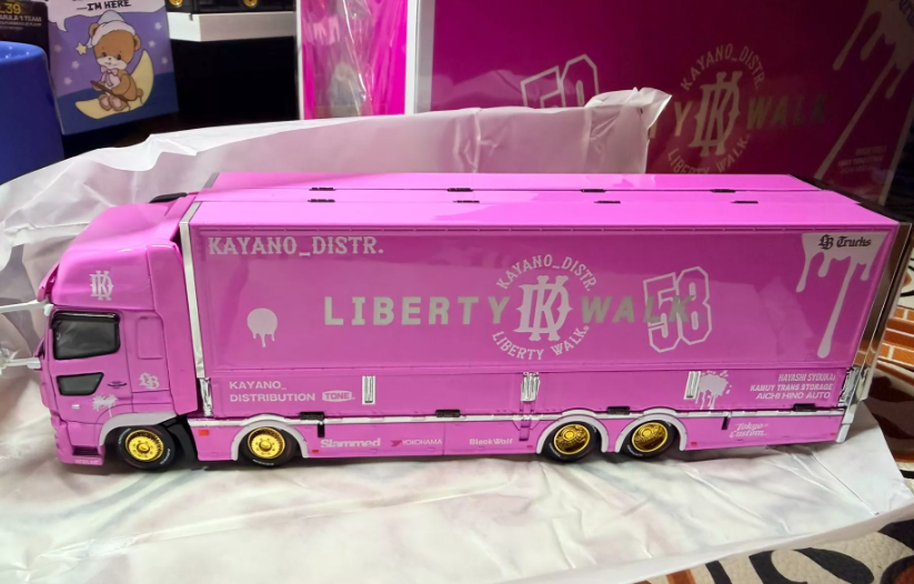 GCD 1/64 Mitsubishi Fuso Super Great LBWK Kayano TMCS Pink