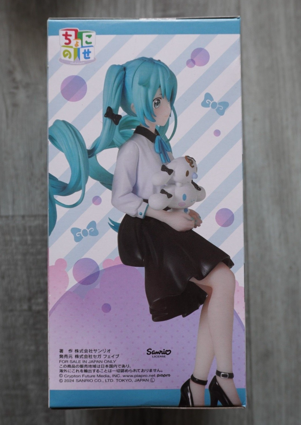 SEGA Chokonose Premium Figure – Hatsune Miku × Cinnamoroll Osumashi Ver.