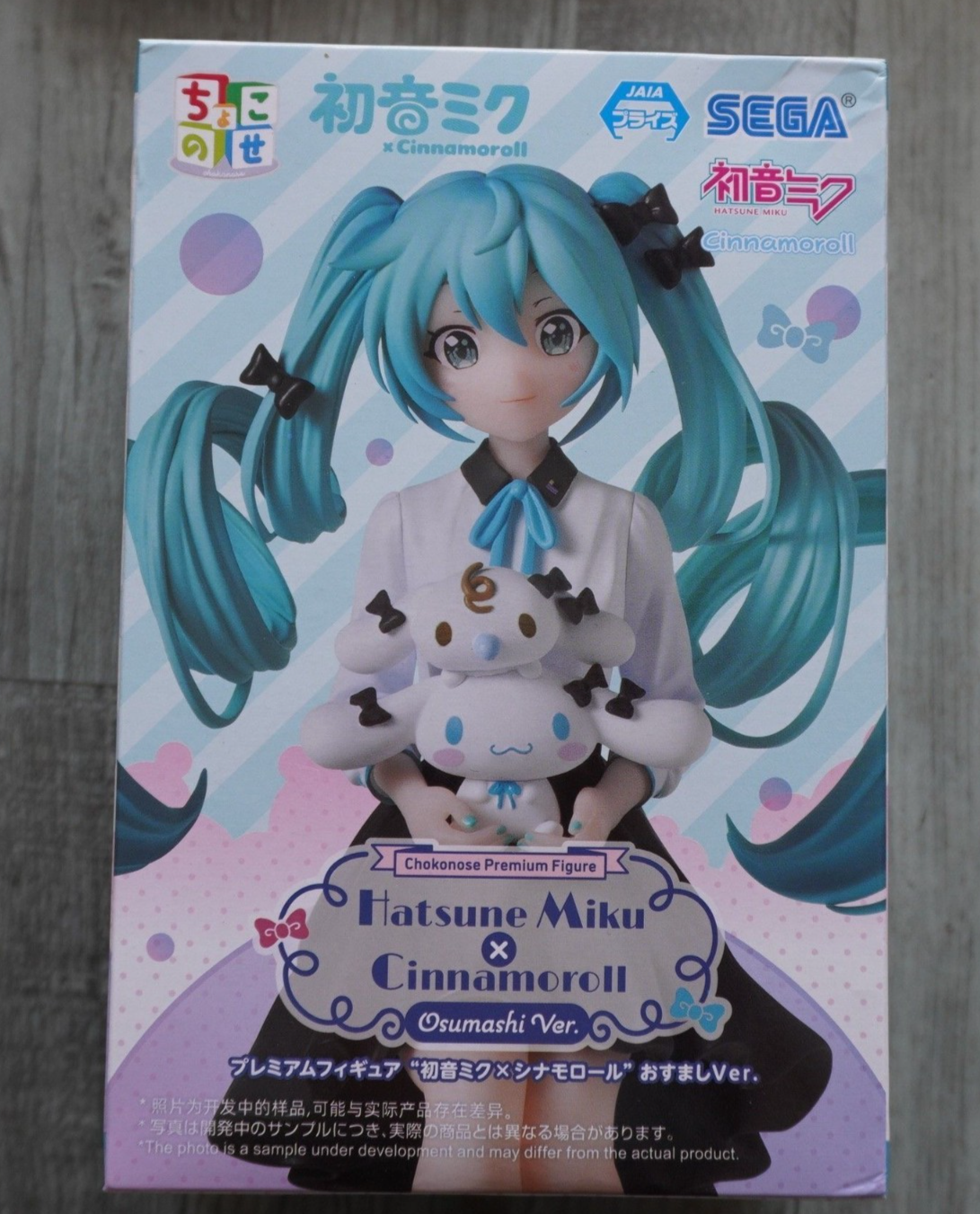 SEGA Chokonose Premium Figure – Hatsune Miku × Cinnamoroll Osumashi Ver.