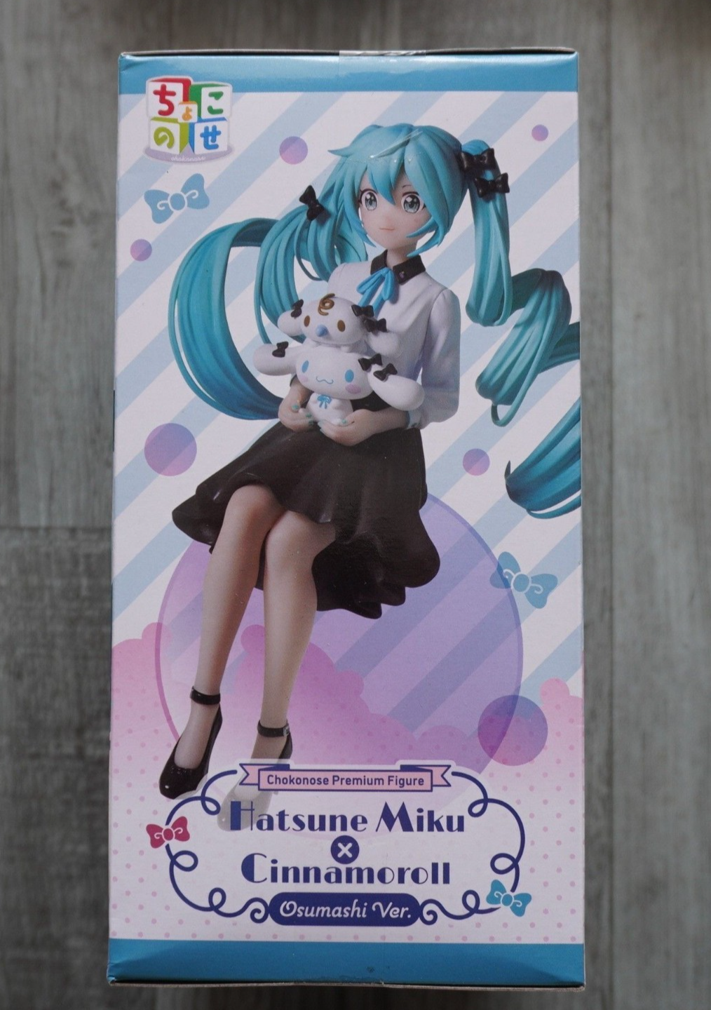 SEGA Chokonose Premium Figure – Hatsune Miku × Cinnamoroll Osumashi Ver.