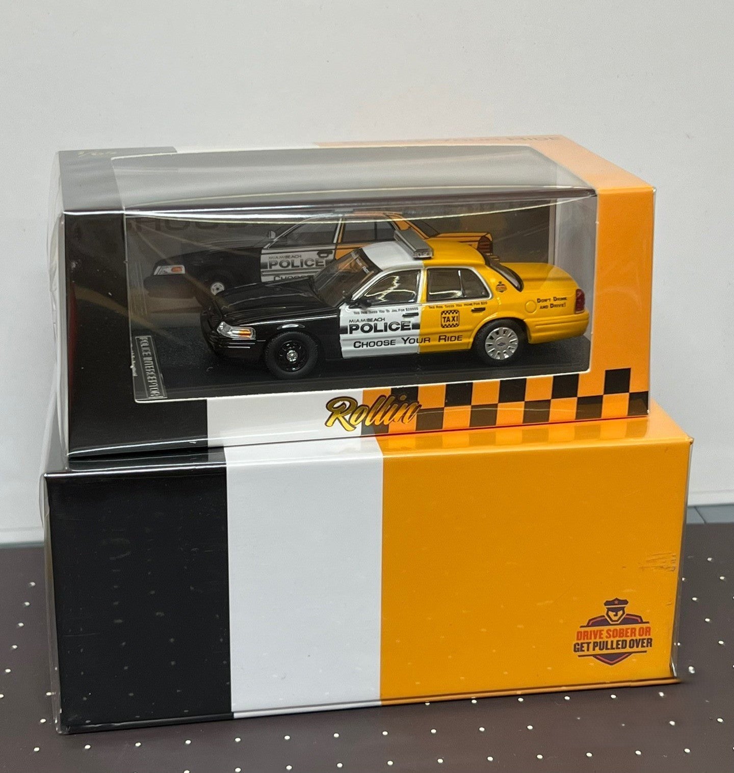 Rollin Ford Crown Victoria Taxi 1/64 Diecast Model Car Yellow Cab