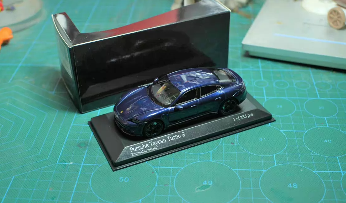 Minichamps 1:43 Porsche Taycan Turbo S Enzianblau Metallic Limited Edition
