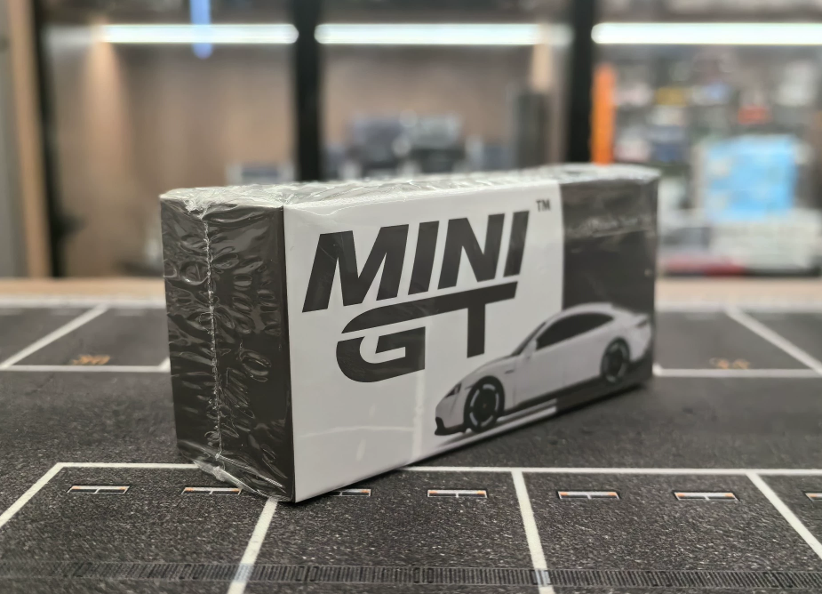 MINIGT 1:64 Porsche Taycan Turbo S White Diecast Model Car MGT00218