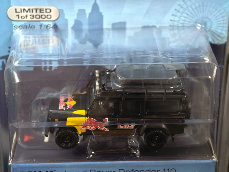 MINI GT 110 Land Rover Defender 110 Red Bull LUKA Blister 1/64