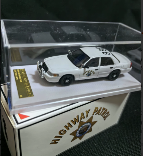 Rollin 1/64 CHP Ford Crown Victoria Polar Bear White Chase