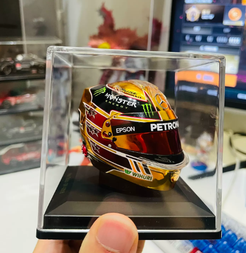 Spark 1:5 Lewis Hamilton 2018 Abu Dhabi GP Chrome Gold Helmet
