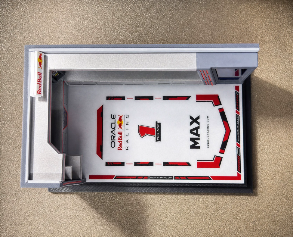 Red Bull F1 Racing Pit Garage Diorama 1/64 Scale