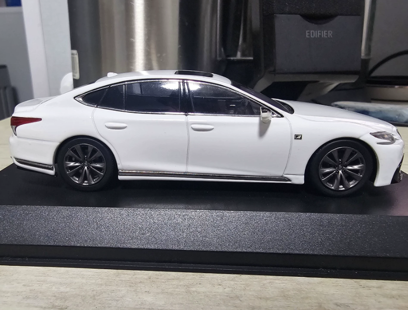 Kyosho 1/43 Lexus LS500h F Sport White Diecast Model