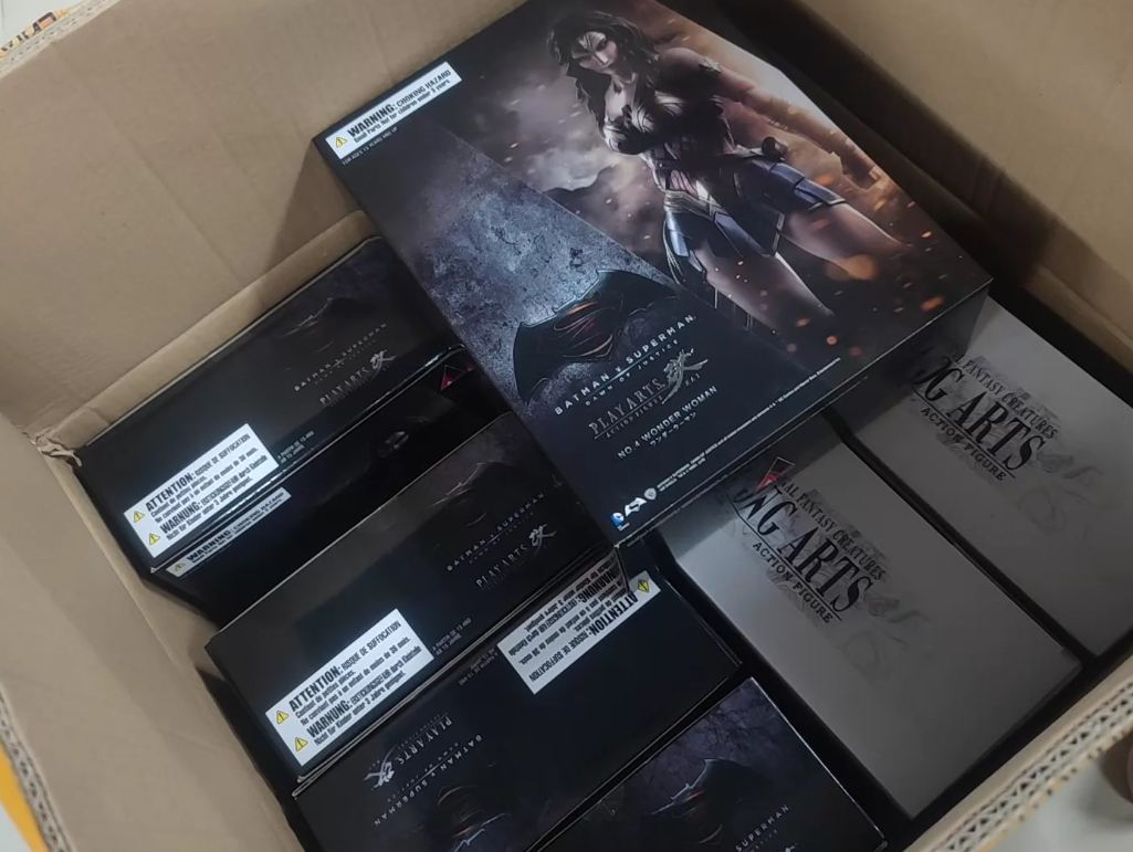 Play Arts Kai Wonder Woman Batman v Superman Dawn of Justice Figure