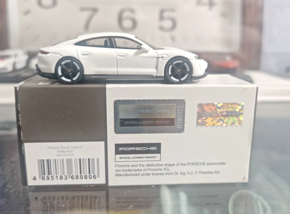 MINIGT 1:64 Porsche Taycan Turbo S White Diecast Model Car MGT00218