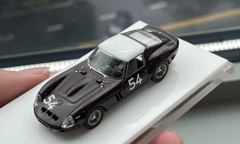 DMH 1:64 Ferrari 250 GTO #54 Coffee White Roof Resin Model