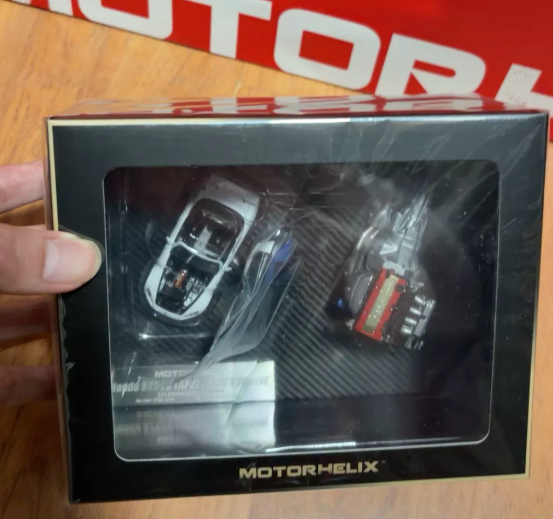 Motorhelix 1/64 Honda S2000 AP2 with 1/18 F22C1 Engine Set Limited Edition