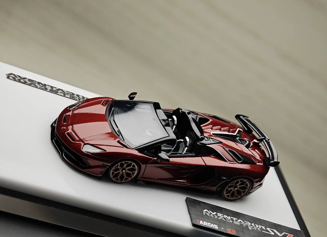 TARDIS XH 1/64 Lamborghini Aventador SVJ Roadster Vino Rosso/White Line Gold