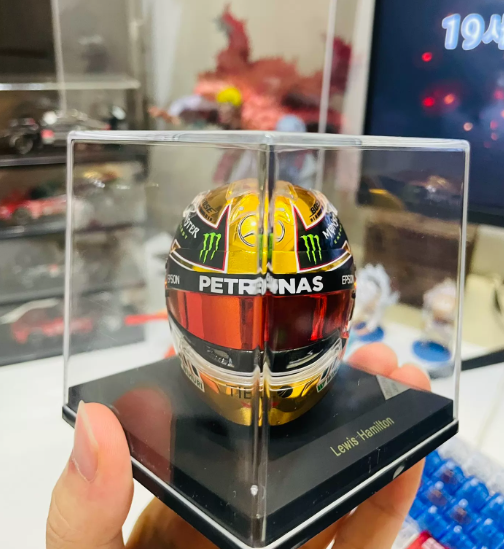 Spark 1:5 Lewis Hamilton 2018 Abu Dhabi GP Chrome Gold Helmet