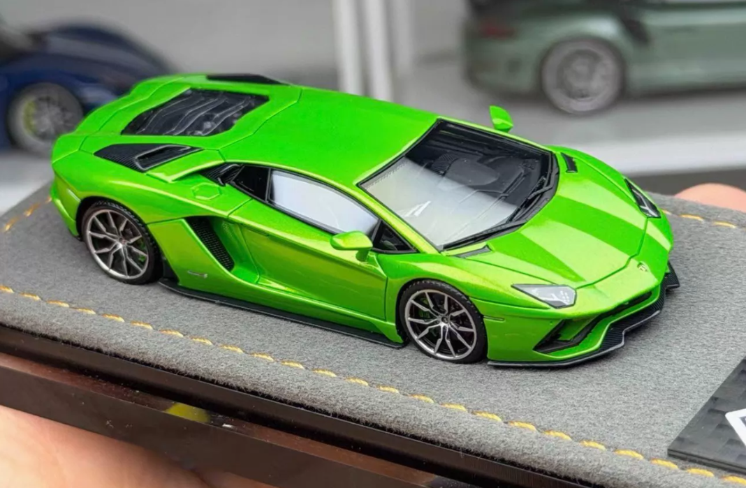 God Wealth GW 1/64 Lamborghini Aventador LP740 AVS Metallic Green