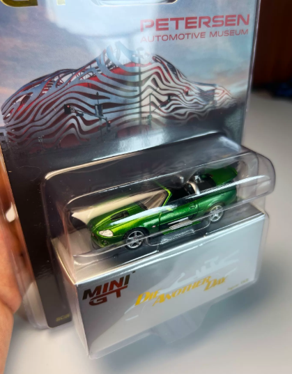 MINI GT 908 1/64 Jaguar XKR 007 Die Another Day Petersen Gold Label