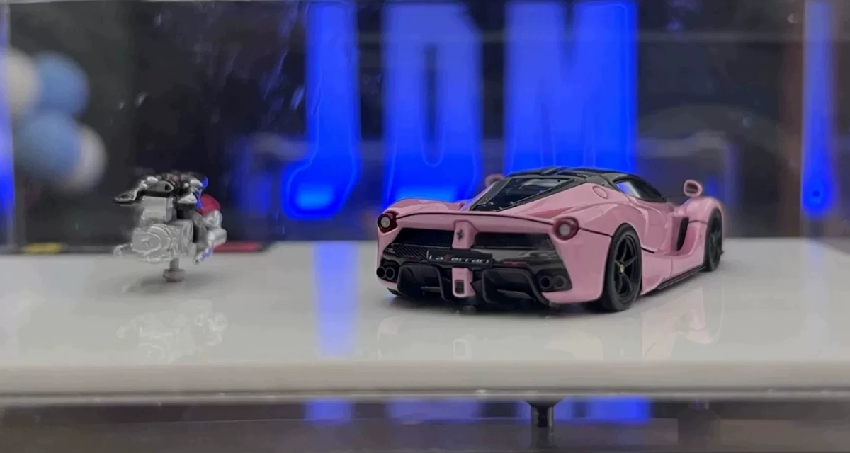 DMH 1/64 Ferrari LaFerrari Deluxe Pink Edition