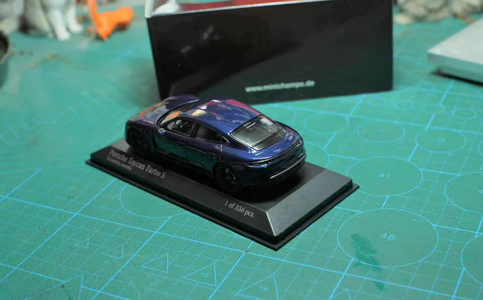 Minichamps 1:43 Porsche Taycan Turbo S Enzianblau Metallic Limited Edition