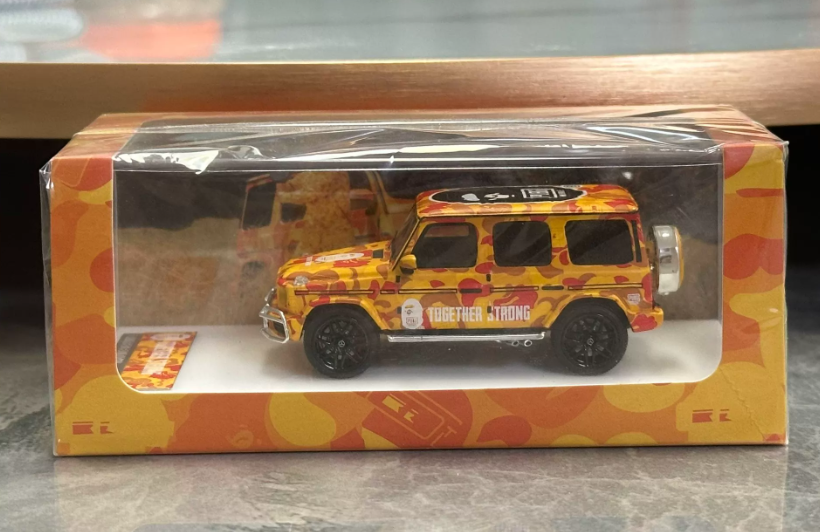 Motorhelix 1/64 Mercedes-Benz G63 AMG BAPE PUBG Sunflower Edition