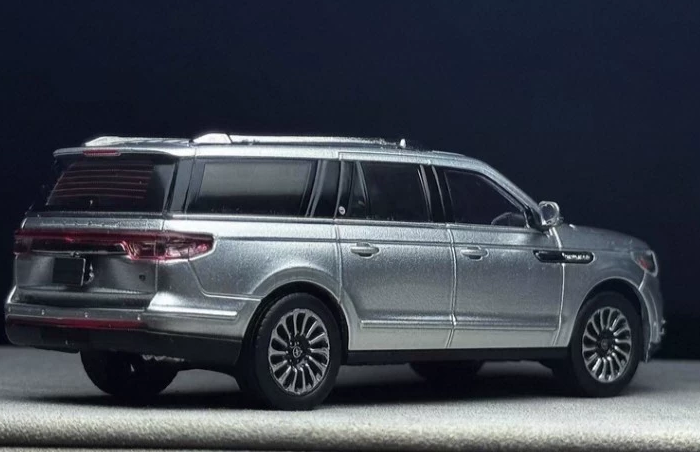 WTX 1/64 2022 Lincoln Navigator LWB Alloy Model Iconic Silver Metallic