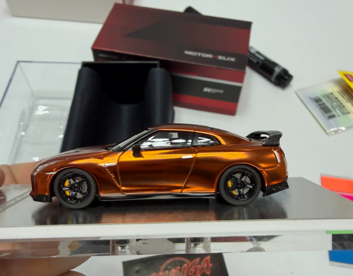 MOTORHELIX 1/64 Nissan GT-R R35 Sunset Orange Chase