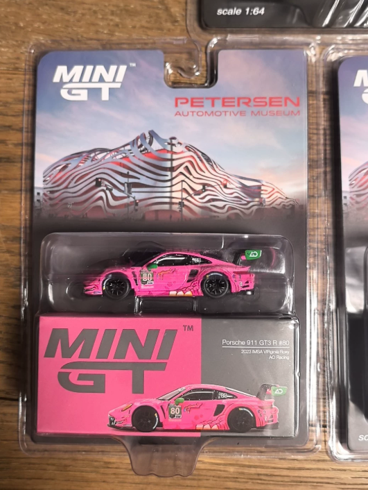 MINI GT 1:64 Porsche 911 GT3 R AO Racing Petersen Museum Set