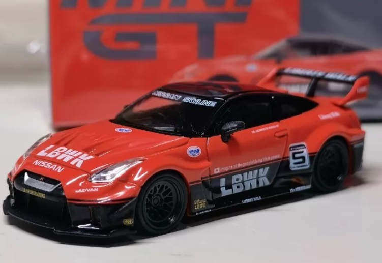 MINI GT 324 Nissan 35GT-RR Red Silhouette and Micro Turbo Tow Truck Set