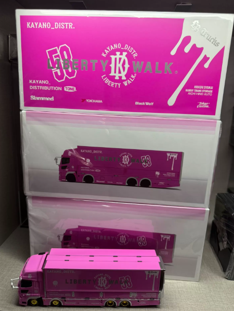 GCD 1/64 Mitsubishi Fuso Super Great LBWK Kayano TMCS Pink