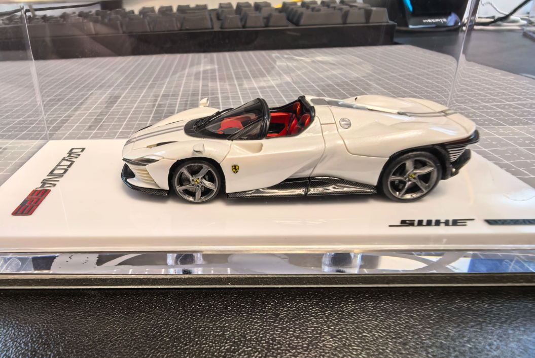SUHE 1:64 Ferrari Daytona SP3 White w/ Red Interior Resin Model
