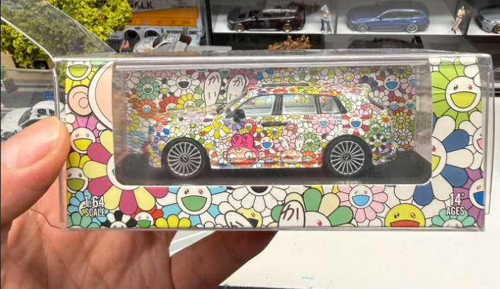 ModernArt TM 1:64 Rolls-Royce Cullinan Murakami Sunflower Model