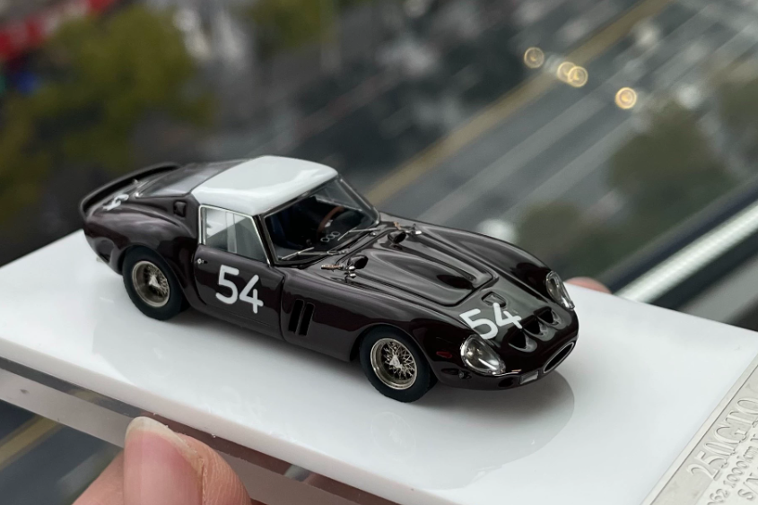 DMH 1:64 Ferrari 250 GTO #54 Coffee White Roof Resin Model