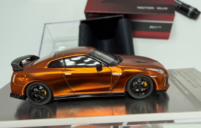MOTORHELIX 1/64 Nissan GT-R R35 Sunset Orange Chase