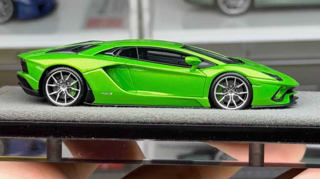 God Wealth GW 1/64 Lamborghini Aventador LP740 AVS Metallic Green