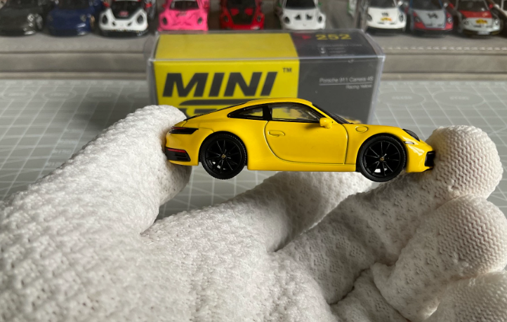 MINI GT 252 Porsche 911 Carrera 4S Racing Yellow 1/64 Alloy