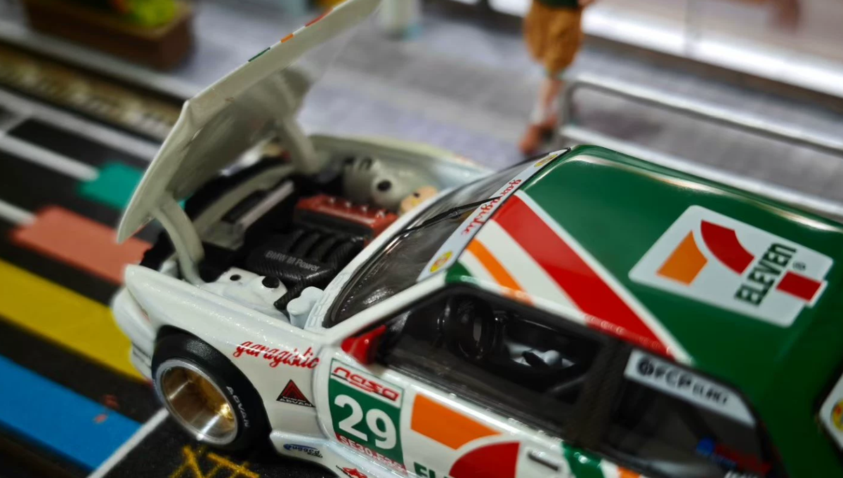 Kaido House Mini GT 1/64 BMW M3 E30 Kaido Works Larry Chen V1 7-Eleven