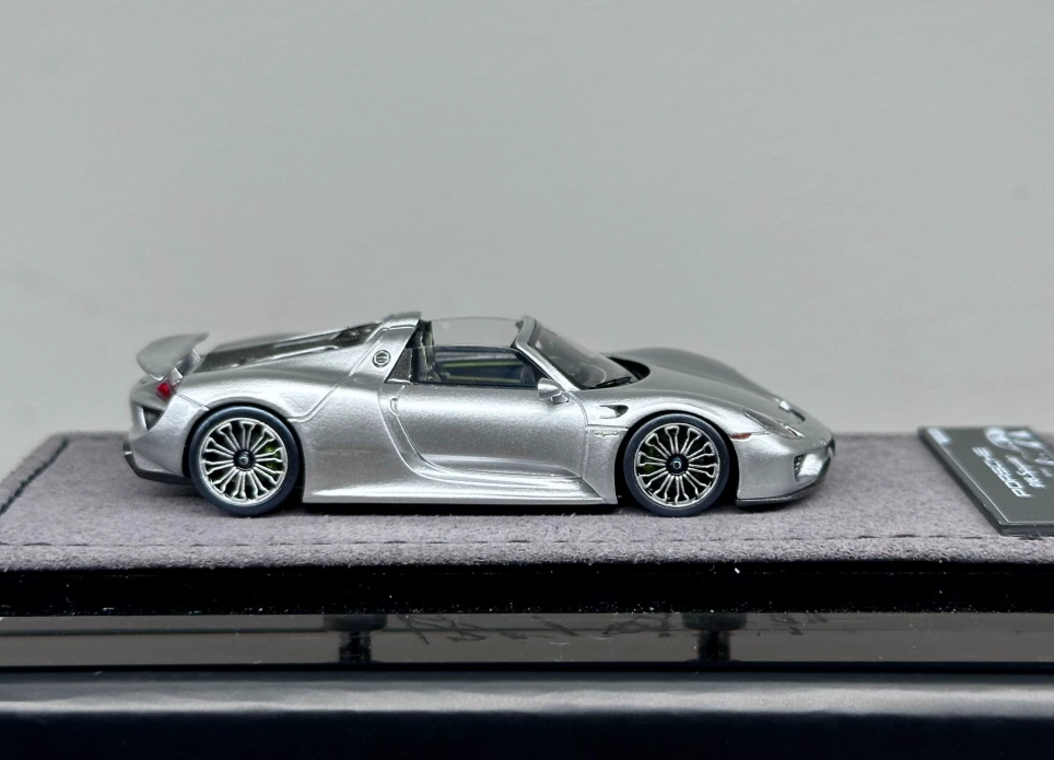 Halo Model 1/64 Porsche 918 Spyder Metallic Silver with Removable Roof