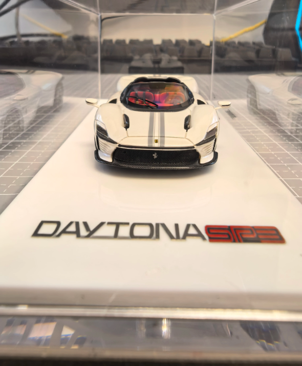 SUHE 1:64 Ferrari Daytona SP3 White w/ Red Interior Resin Model