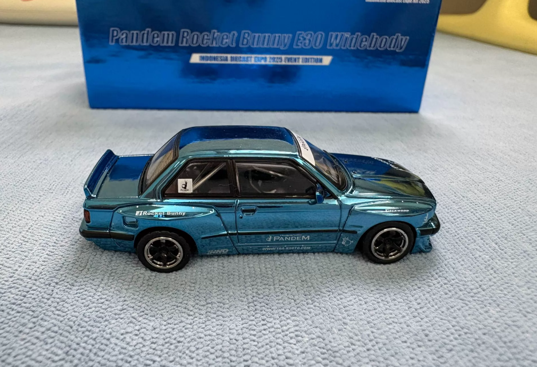 INNO64 1:64 BMW E30 PANDEM Rocket Bunny IDEX 2025 Exclusive Blue