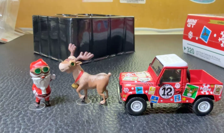 MINI GT 320 Land Rover Defender 90 Pickup 2021 Christmas Edition