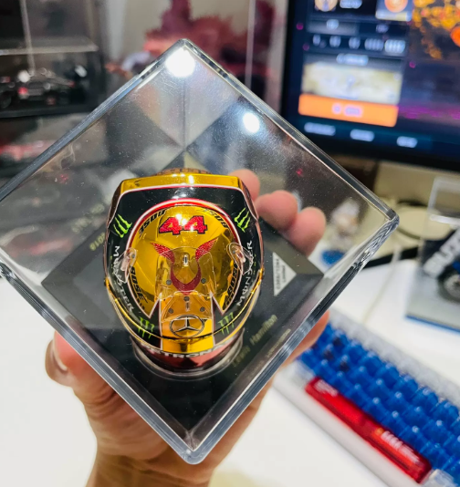 Spark 1:5 Lewis Hamilton 2018 Abu Dhabi GP Chrome Gold Helmet