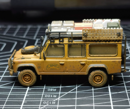 MINI GT 221 Land Rover Defender 110 1989 Camel Trophy Muddy 1/64
